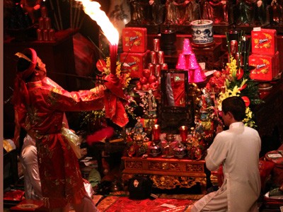 Lên đồng ở trung tâm văn hóa Pháp