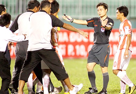 V-League: Bạo lực tăng, khán giả giảm