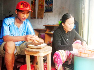 Cậu bé từng bị hành hạ dã man lại bị nghi ăn trộm