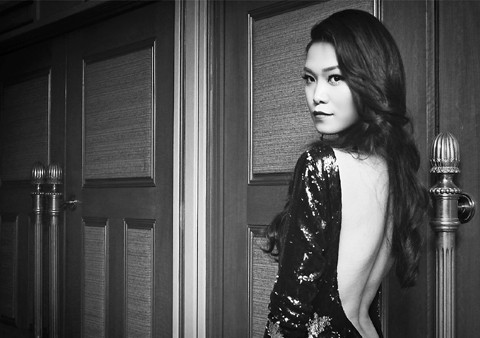Lưng trần nuột nà của Hoa hậu Thùy Dung