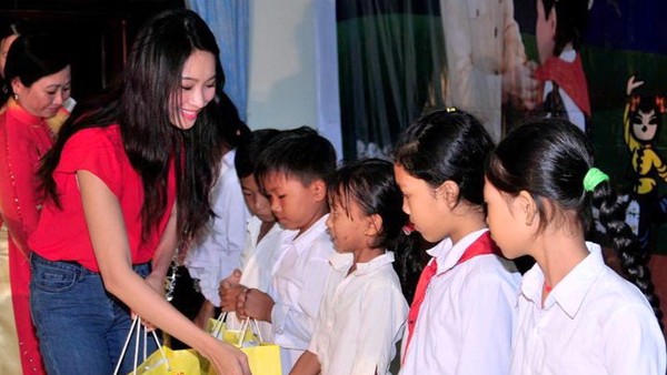Hoa hậu Thu Thảo với học sinh nghèo