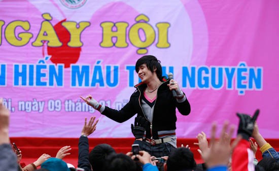 Khánh Phương khuấy động ngày hội hiến máu