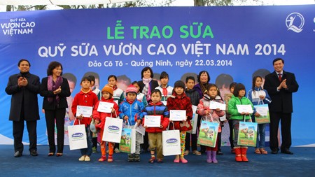 Vinamilk dành 8 tỷ đồng cho quỹ sữa ‘Vươn cao Việt Nam’ năm 2014