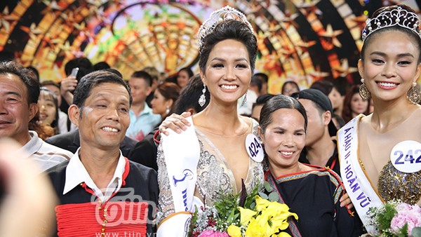 Mẹ H'Hen Niê: Mong con hoàn thành tốt những gì đã hứa với công chúng