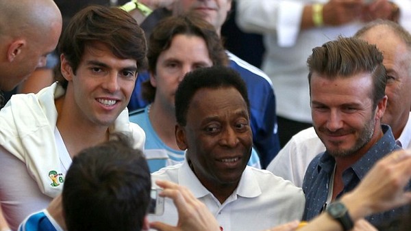 Beckham chụp ảnh cùng Pele ở trận chung kết World Cup
