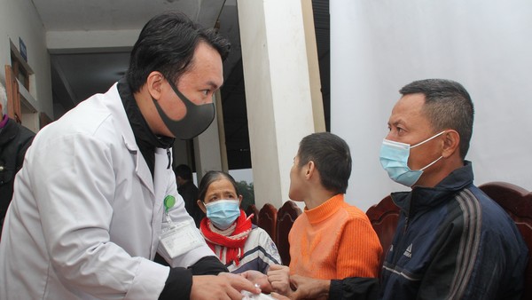 Tiền Phong chia sẻ khó khăn với đông đảo bà con vùng lũ Cẩm Quan