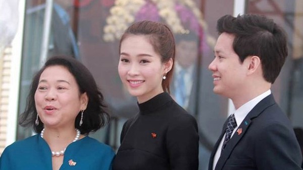 Hoa hậu Thu Thảo và bạn trai rạng rỡ đón Tổng thống Obama
