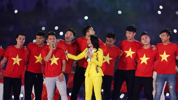 Cầu thủ U23 Việt Nam tặng son môi và hát cùng Mỹ Tâm