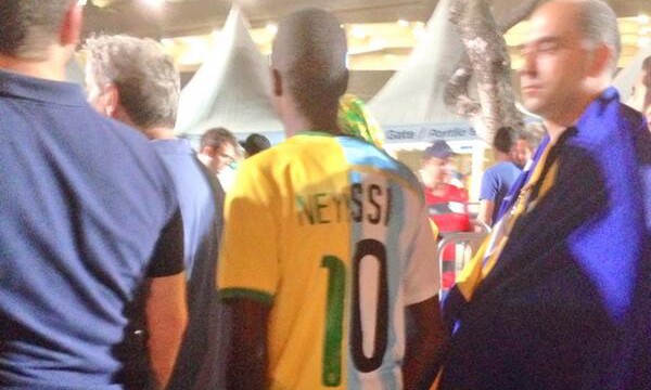 Không biết ủng hộ Neymar hay Messi, CĐV tạo áo lai độc đáo “Neyssi” Chiếc áo đấu lai độc đáo