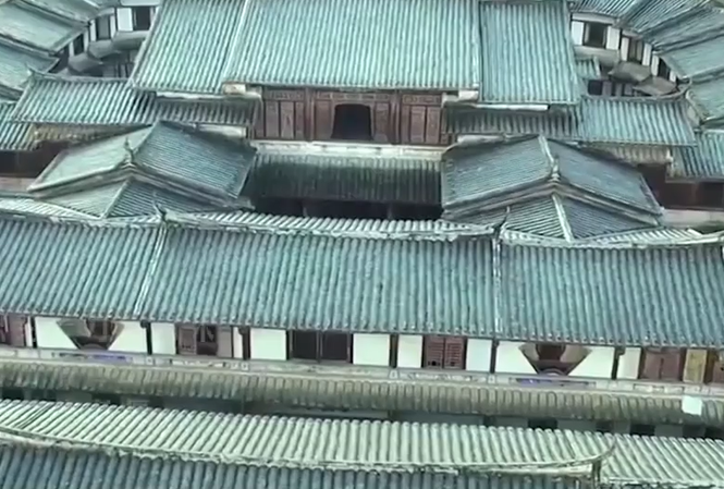Khu nhà cổ 10.000 tấn nằm trên đầm lầy Khu nhà cổ 10.000 tấn nằm trên đầm lầy