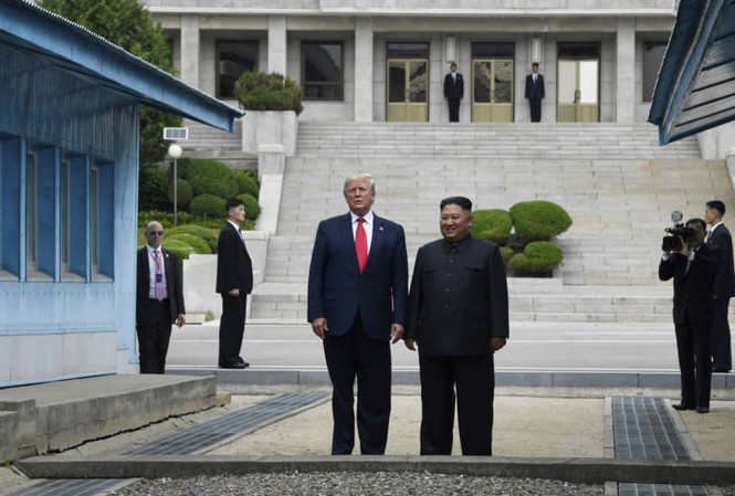 Mỹ cân nhắc dừng một số biện pháp trừng phạt Triều Tiên Tổng thống Mỹ Donald Trump và Chủ tịch Triều Tiên Kim Jong Un chụp ảnh nhân chuyến thăm bất ngờ của ông Trump đến DMZ hôm 30/6. (Ảnh: Reuters)