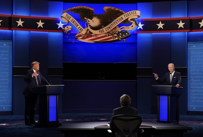 Màn đấu khẩu Trump vs Biden bị gọi là ‘hỗn loạn’, ‘xấu xí’ Hai ông Trump và Biden trong cuộc tranh luận trực tiếp tối 29/9. (Ảnh: AP)