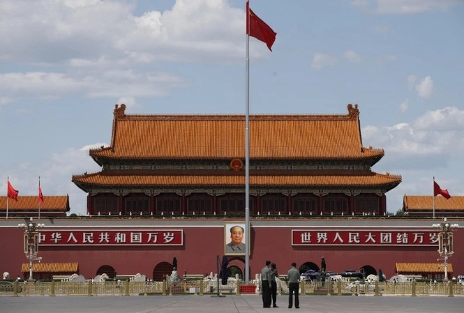 Tài liệu của Mỹ vạch ra chiến lược bao vây Trung Quốc Quảng trường trước Đại lễ đường nhân dân Trung Quốc. (Ảnh: AP)