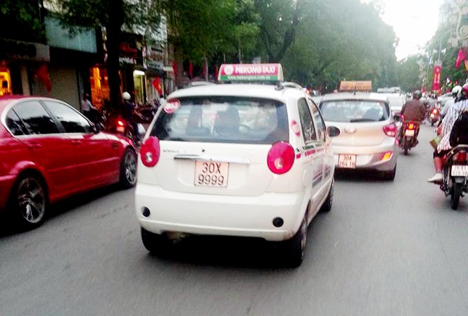 Taxi 'cỏ' biển tứ quý 9 Hà Nội khiến đại gia phát thèm Chiếc taxi mang biển tứ quý 9. Ảnh: Phạm Tuấn Cường.