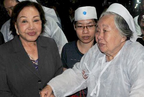 Vợ soạn giả 'Tình anh bán chiếu' nén đau thương tiễn biệt chồng Bà Nguyễn Thị Đạo (phải) - người vợ hiền của soạn giả Viễn Châu - gượng dậy để tiễn biệt chồng. Ảnh: Thanh Hiệp.