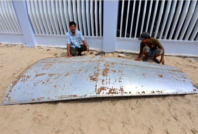 Sự thực chuyện 'tìm thấy mảnh vỡ MH370 ở Khánh Hòa' Mảnh vỡ anh Bình vớt được - ảnh Trần Minh Ngọc
