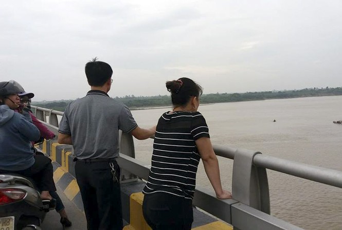 Người phụ nữ rơi xuống sông Đuống mất tích Khu vực cầu Phù Đổng nơi nạn nhân rơi xuống sông Đuống mất tích.