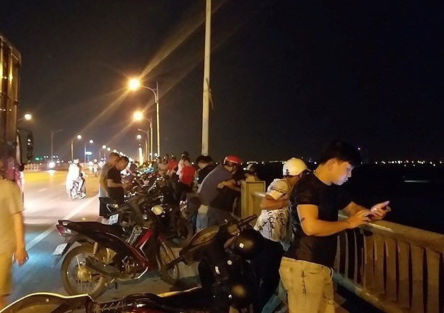 Tìm thấy thi thể cô gái trẻ gieo mình từ cầu Vĩnh Tuy xuống sông Hồng Nhiều người dân tập trung trên cầu Vĩnh Tuy.