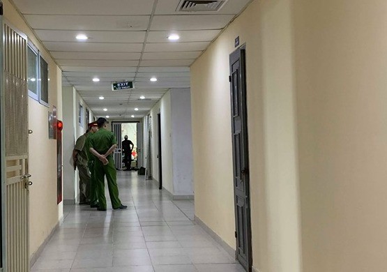 Phát hiện thi thể người đàn ông trong căn chung cư khoá trái Toà nhà nơi xảy ra sự việc. Ảnh: CTV