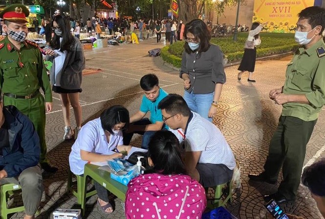 Lập 15 tổ công tác nhắc nhở, xử phạt người không đeo khẩu trang ở phố cổ Tổ công tác làm nhiệm vụ.