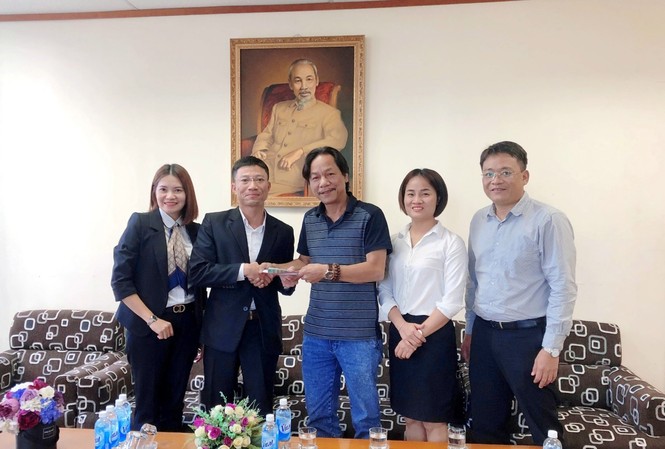 Nhà hảo tâm tặng chăn, hỗ trợ cho học sinh ở vùng sạt lở Trà Leng Đại diện Công ty cổ phần My Way và Công ty cổ phần Time Garden Vietnam trao tiền ủng hộ đồng bào lũ lụt tại Quảng Nam