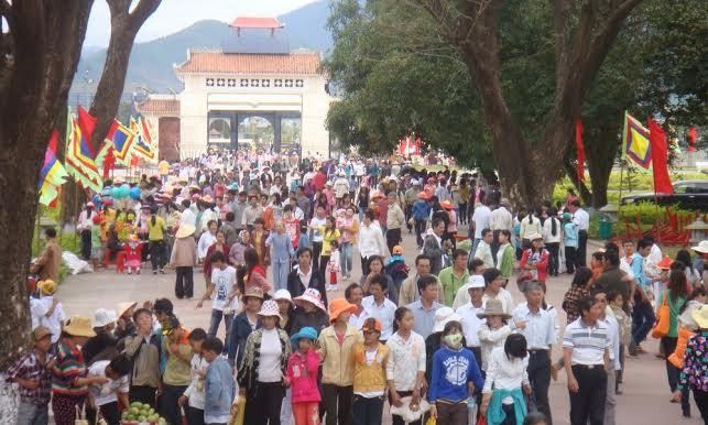Hàng vạn người về dự lễ hội Đống Đa - Tây Sơn Khuôn viên bảo tàng Quang Trung đông nghịt người.