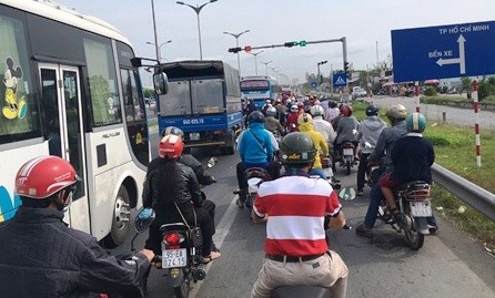 Người lao động đổ về Sài Gòn sau kỳ nghỉ Tết Theo ghi nhận, trưa mùng 4 Tết, trên Quốc lộ 1A, rất nhiều phương tiện xe gắn máy từ các tỉnh miền Tây nối đuôi nhau về TP Hồ Chí Minh.