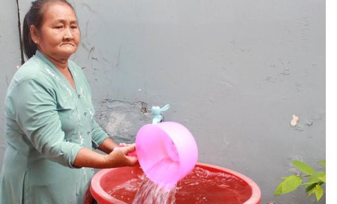 Cúp nước ở 15/24 quận huyện TPHCM Người dân trữ nước sinh hoạt trong thời gian cúp nước.