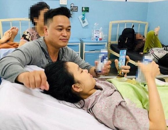 Showbiz 23/8: Cô gái đòi tiền tài trợ đi châu Âu bị tai nạn nhập viện Thùy Dương nhập viện vì tai nạn.