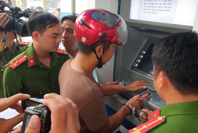 Khởi tố 3 người Trung Quốc trộm thông tin thẻ ATM chiếm đoạt tài sản Khởi tố 3 người Trung Quốc trộm thông tin thẻ ATM chiếm đoạt tài sản