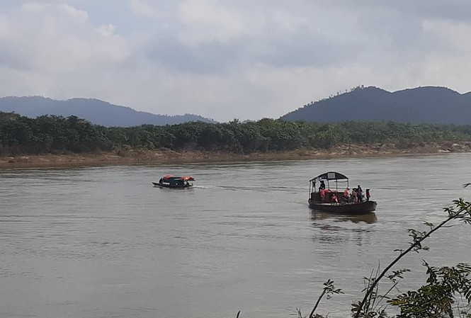 Tìm kiếm người lái thuyền rơi xuống sông Lam mất tích trong đêm Tìm kiếm người lái thuyền rơi xuống sông Lam mất tích trong đêm