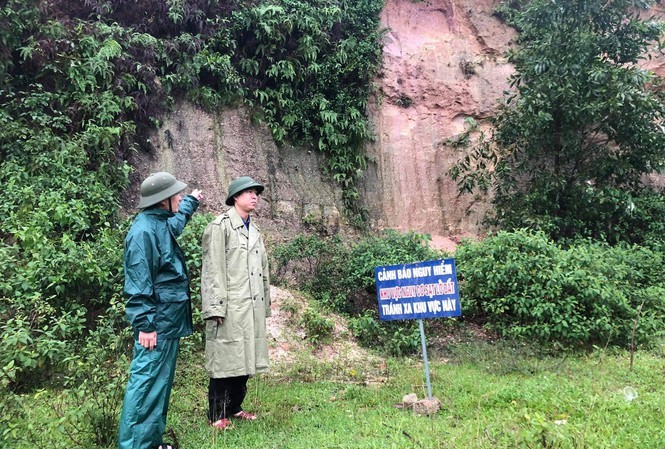 Mưa lớn, nguy cơ sạt lở, Hà Tĩnh sơ tán khẩn hàng nghìn người đến nơi an toàn Mưa lớn, nguy cơ sạt lở, Hà Tĩnh sơ tán khẩn hàng nghìn người đến nơi an toàn