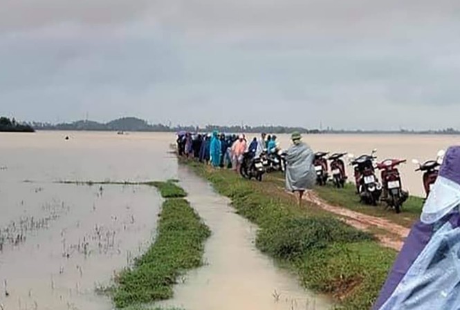 Đi câu cá cùng bố, con trai bị nước lũ cuốn trôi Đi câu cá cùng bố, con trai bị nước lũ cuốn trôi