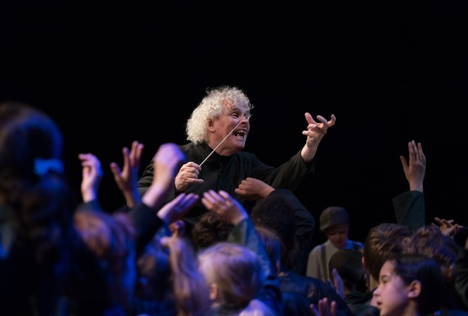 Nhạc trưởng lừng danh Sir Simon Rattle và nhạc cụ 200 tuổi từ Anh tới Bờ Hồ Nhạc trưởng lừng danh đến Bờ Hồ cùng dàn nhạc giao hưởng London