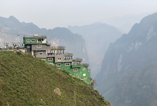 Bộ Văn hóa nhắc Hà Giang xử lý công trình sai phạm Panorama Mã Pì Lèng Công trình sai phạm trên đèo Mã Pì Lèng chưa được xử lý. Ảnh: Nguyễn Việt Thanh