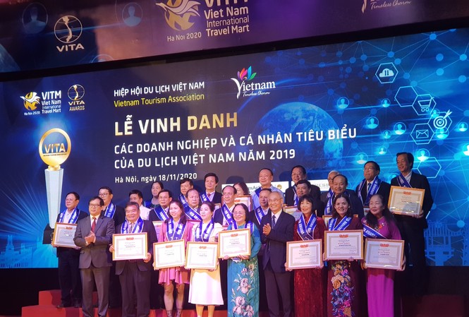 Vinh danh 284 cá nhân, doanh nghiệp du lịch tiêu biểu năm 2019 Tôn vinh các doanh nghiệp, cá nhân tiêu biểu năm 2019 của ngành du lịch