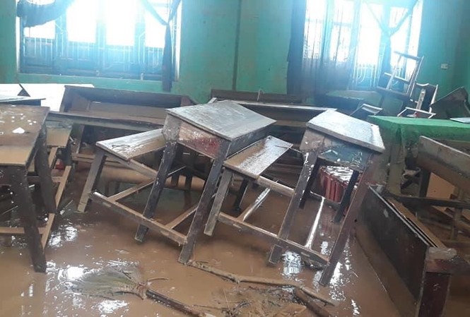 Nhiều địa phương tiếp tục cho học sinh nghỉ học chống bão Cảnh bàn ghế tan hoang ở một trường học tỉnh Quảng Trị sau lũ lụt.