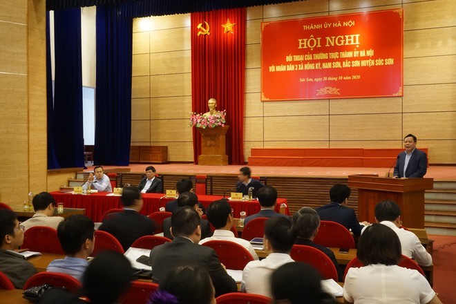 Lãnh đạo Thành ủy Hà Nội đối thoại với người dân khu xử lý rác Nam Sơn Đồng chí Nguyễn Văn Phong, Phó Bí thư Thành ủy chủ trì hội nghị - Ảnh: ANTĐ