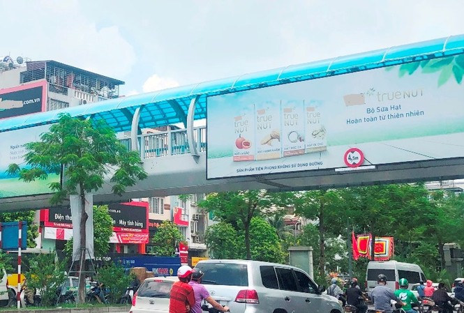 Hàng loạt biển quảng cáo tại cầu vượt Hà Nội hết phép Mặc dù Vinasing đã bán quảng cáo tại cầu vượt phố Xã Đàn với giá 150.000 USD/năm (3,4 tỷ đồng) nhưng hiện biển này đã hết phép và bị tạm dừng việc cấp lại. Ảnh: A.Trọng