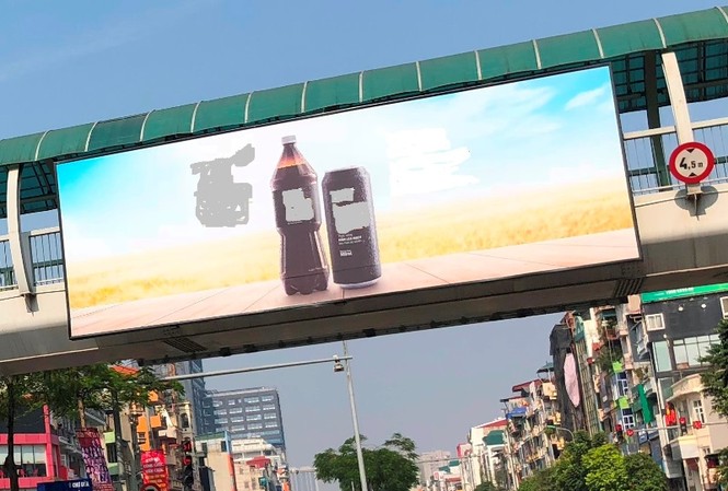 Hàng loạt biển quảng cáo cầu vượt hết phép tại Hà Nội Hàng loạt biển quảng cáo cầu vượt hết phép tại Hà Nội