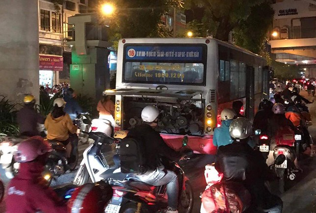 Xe buýt chết máy giữa đường, người dân khổ sở nhích từng tý một Hiện trường xe buýt chết máy trên đường Láng. Ảnh: Ngọc Tiến