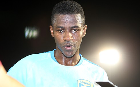 Ramires tiết lộ lý do rời Chelsea Ramires trả lời phỏng vấn tối qua 22/2 tại Bình Dương. Ảnh: Đức Đồng.