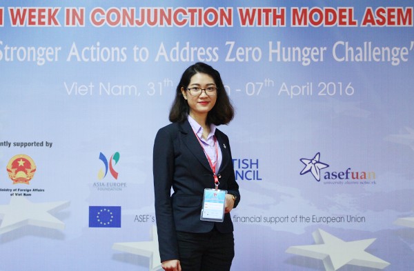 Nữ sinh Ngoại thương xinh đẹp tham gia Tuần lễ Thanh niên ASEM Minh Châu tại Hội nghị mô phỏng hội nghị cấp cao ASEM