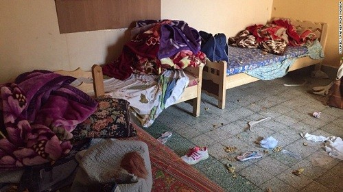 7 giờ nín thở dưới gầm giường ký túc xá trốn IS của cô gái Iraq Căn phòng ngủ trong ký túc xá của Monaly và bạn. Ảnh: CNN