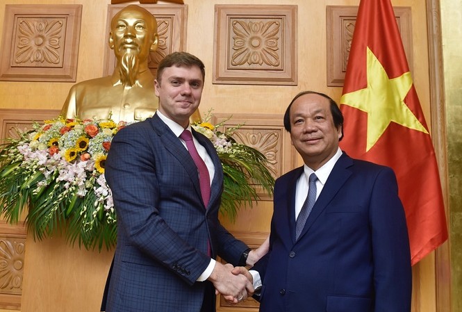 Thúc đẩy xây dựng Chính phủ điện tử và hướng tới nền kinh tế số Bộ trưởng, Chủ nhiệm VPCP Mai Tiến Dũng và Thứ trưởng Bộ Phát triển số, thông tin liên lạc và Truyền thông đại chúng Liên bang Nga M.V. Mamonov (ảnh N.B)