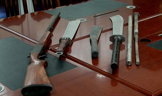 Xác định kẻ nổ súng hoa cải trong vụ hỗn chiến kinh hoàng Khẩu súng bắn đạn hoa cải cùng hung khí gây án của các đối tượng trong vụ hỗn chiến