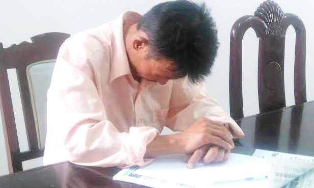 Lời sám hối của người cứa cổ vợ trước mặt con gái Anh Nguyễn Đình Quang tại cơ quan công an. Ảnh: Nguyên Vũ