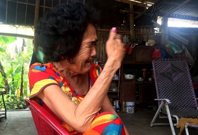 Mẹ cô gái có hình xăm hoa hồng vẫn đợi con về đi lễ chùa Bà Kim bật khóc khi nhắc về con gái út