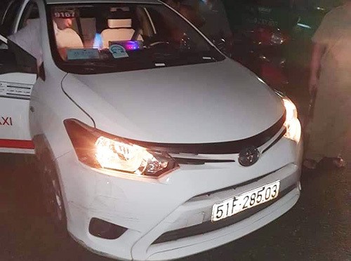 Khách cầm dao cứa cổ tài xế taxi để cướp giữa đường Chiếc taxi bị cướp giữa đêm tại thị trấn Bến Lức