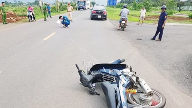 Thượng úy CSGT bị người vi phạm lái xe tông trọng thương Hiện trường xảy ra sự việc